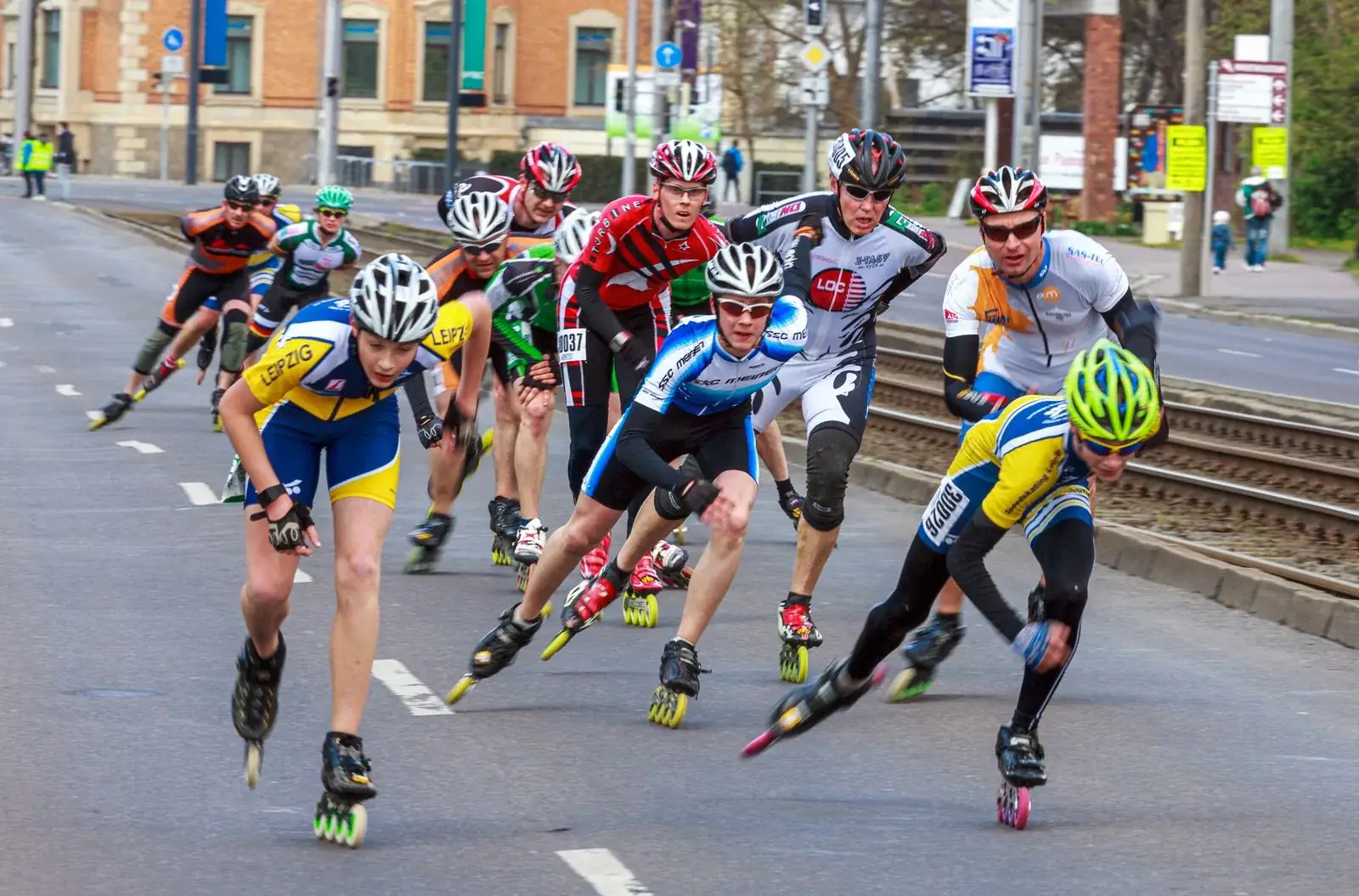 Carrera de patinaje con un grupo de patinadores con casco