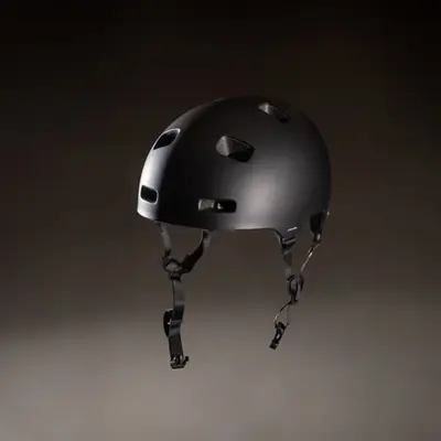 Casco negro para patinar