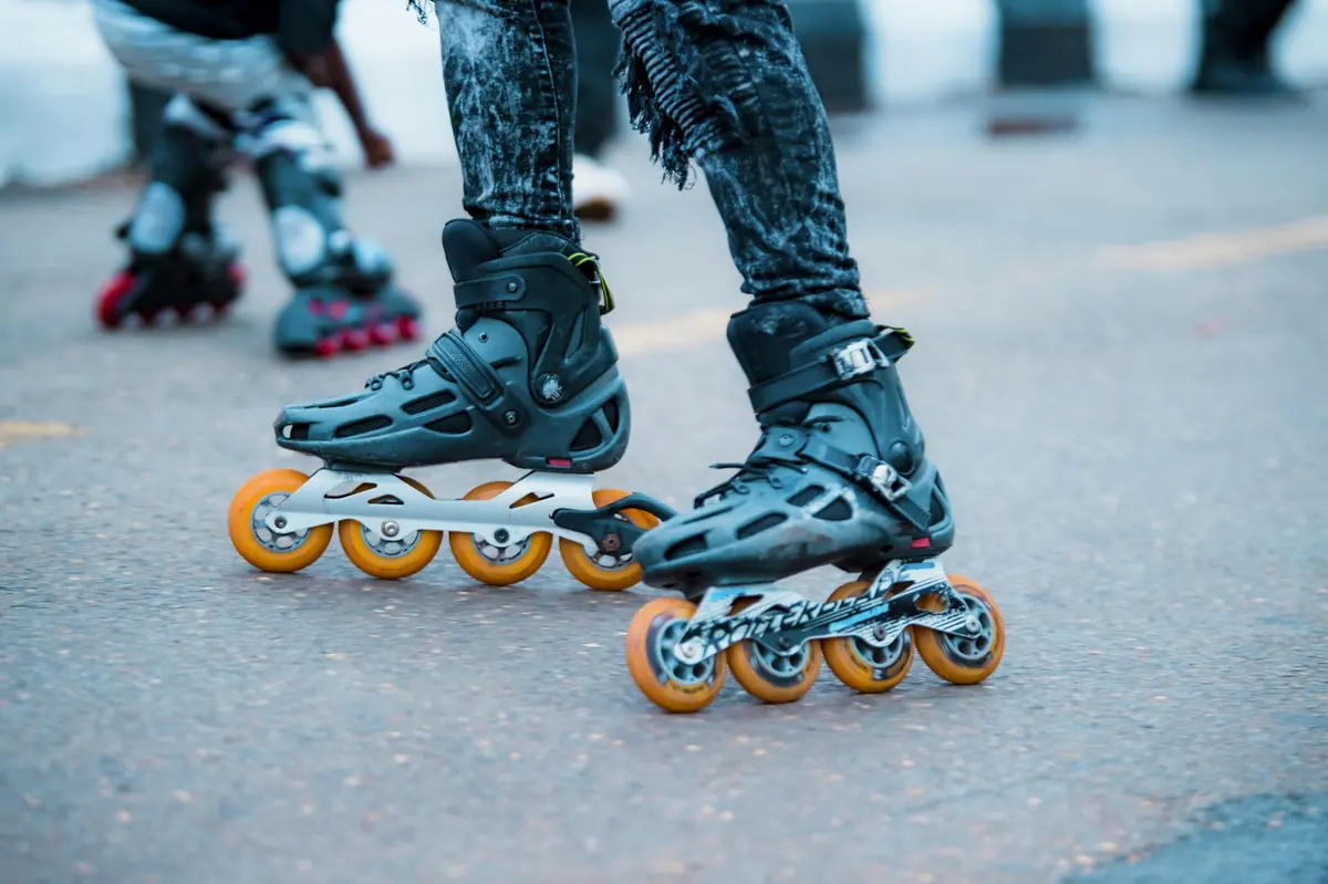 Patines en línea con ruedas naranjas durante un evento