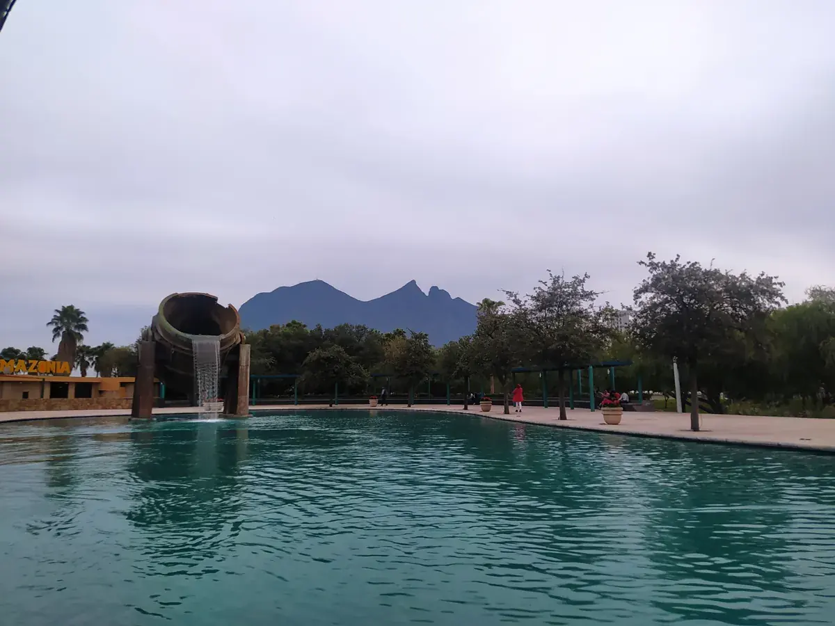 Lago del Parque Fundidora con las montañas de Monterrey al fondo