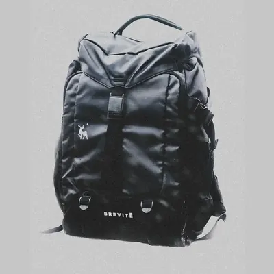 Mochila negra para llevar tu equipo