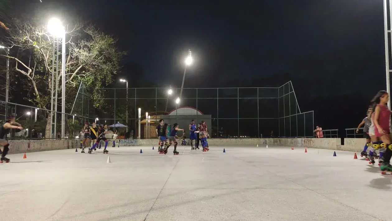 Pista iluminada de noche con patinadores