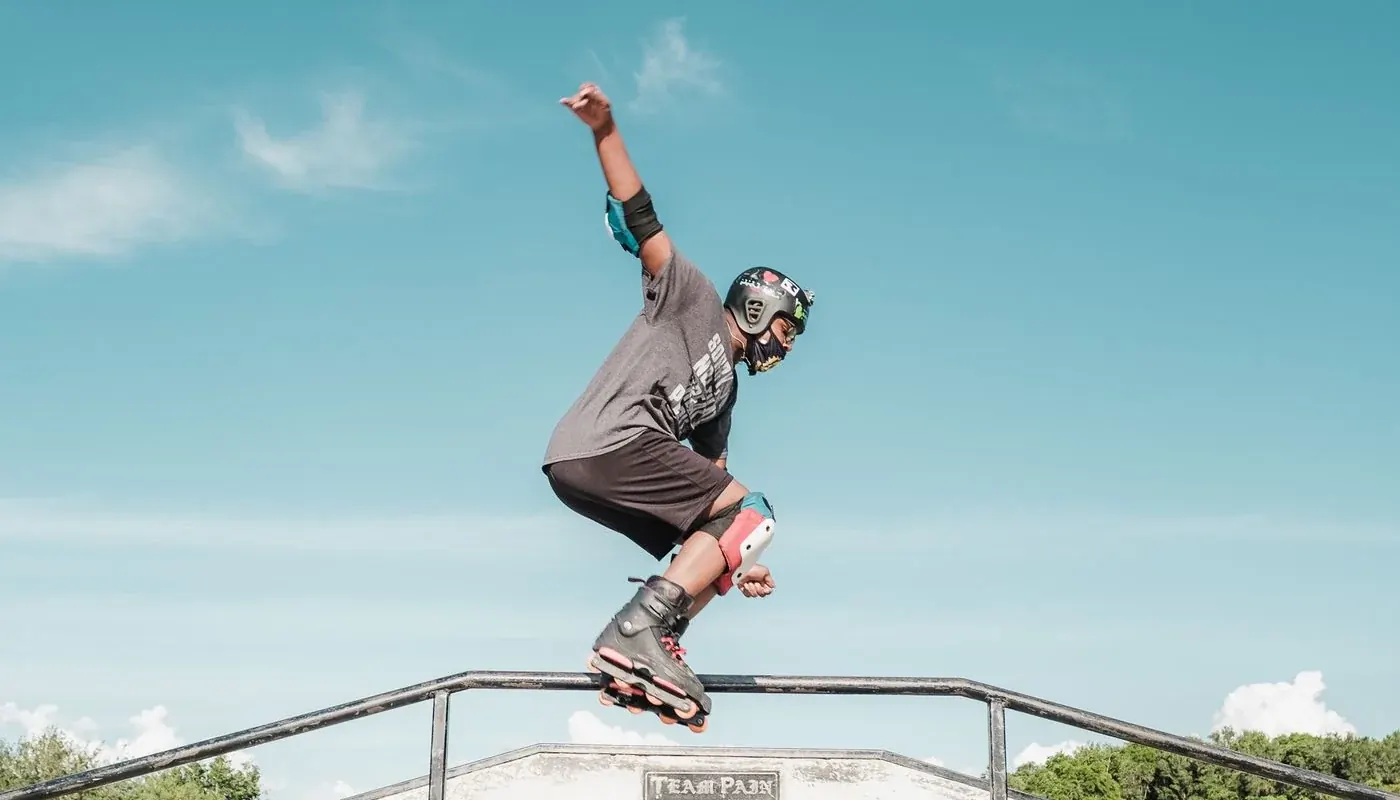 Patinador haciendo un truco sobre un barandal